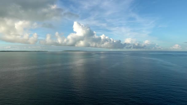 Île de Miyako, Japon - 26 juin 2019 : Océan Pacifique et île de Miyako juste après le lever du soleil 