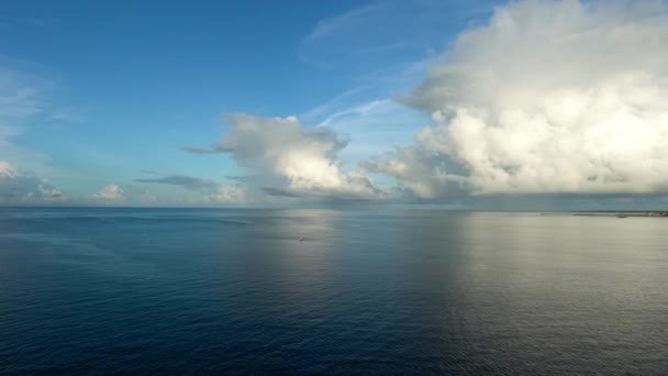 Île de Miyako, Japon - 26 juin 2019 : Océan Pacifique et île d'Irabu juste après le lever du soleil 