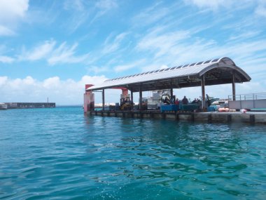 Irabu adası, Japonya - 28 Haziran 2019: Irabu adasında Sarahama balıkçı limanı, Okinawa
