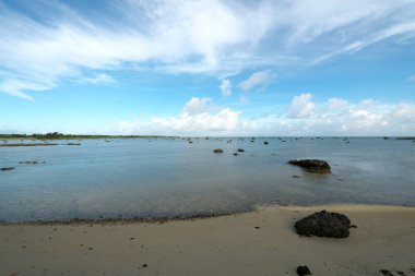 Miyako adası, Japonya - 29 Haziran 2019: Sawada-no-Hama veya Sawada Plajı ve Miyako Shimojishima Havaalanı pisti