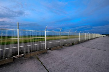 Shimoji adası, Japonya-27 Haziran 2019: Gün batımında Miyako Shimojishima havaalanının kuzeyinde dönen bir yol