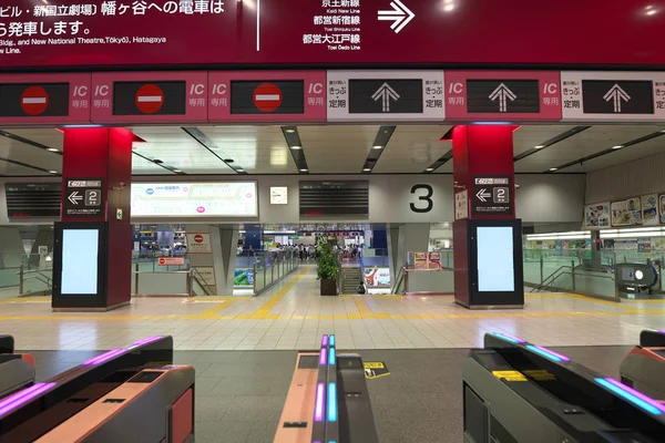 2019年7月19日 午前中に発電所の火災のため 京王線新宿駅で運行を停止 — ストック写真