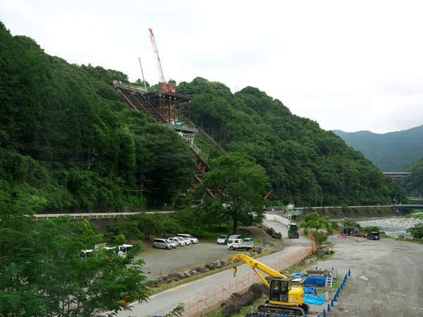 神奈川県 2019年7月19日 高内川近くの新東名高速道路の橋梁建設現場で 傾斜システムがセメントミキサートラックを持ち上げている — ストック写真