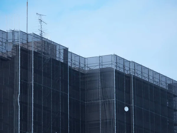 Tokio Japonia Lipca 2019 Samotny Anteny Satelitarnej Rusztowania Ściany Zewnętrznej — Zdjęcie stockowe