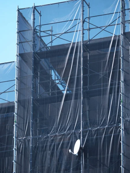 Tokyo Japan July 2019 Lone Satellite Dish Scaffold Exterior Wall — Stock Photo, Image