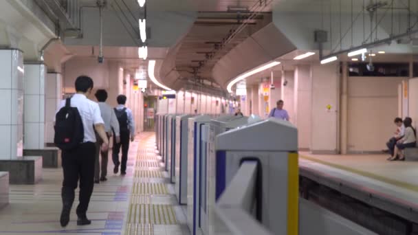 Tokyo Japonya Temmuz 2019 Commuters Sabah Shinjuku Stasyonu Bir Platformda — Stok video