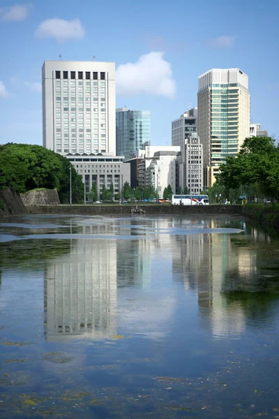 Tokyo Japan Juli 2019 Vatten Vallat Reflekterande Byggnader Tokyo — Stockfoto