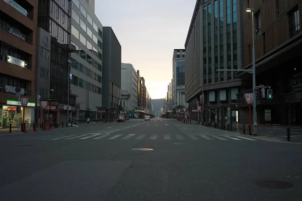 2019年7月31日 夜明けの京都の四条烏丸交差点 — ストック写真