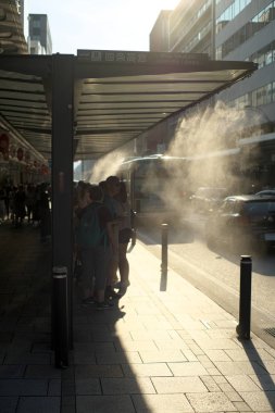 Kyoto,Japonya-30 Temmuz 2019: Sıcak yaz günlerinde Shijo Takakura otobüs durağında taze sis duş 