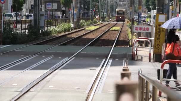 Токио Япония Августа 2019 Года Трамвай Приближается Станции Тоэй Асакура — стоковое видео