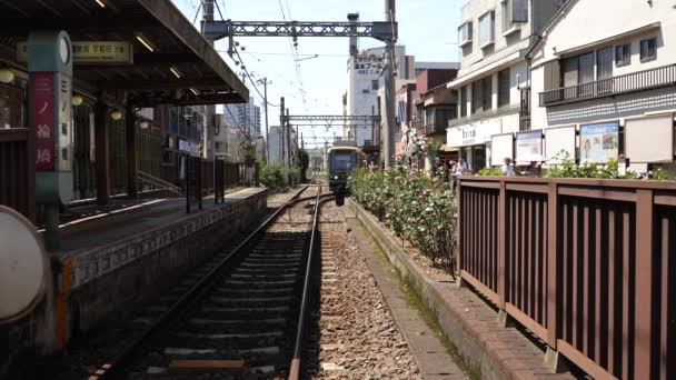 Τόκιο Ιαπωνία Αυγούστου 2019 Ένα Τραμ Που Φθάνει Στο Σταθμό — Αρχείο Βίντεο