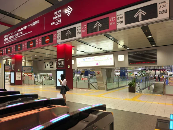 Tokyo Japan Juli 2019 Ein Gestrandetes Schulmädchen Der Keio Line — Stockfoto