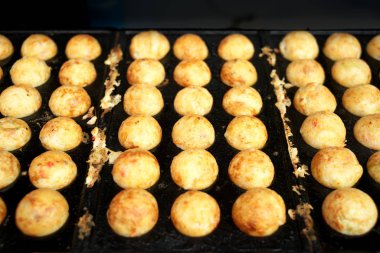 Tokyo,Japonya-16 Ağustos 2019: Dökme demir üzerinde Takoyaki veya ahtapot topları veya ahtapot köfte