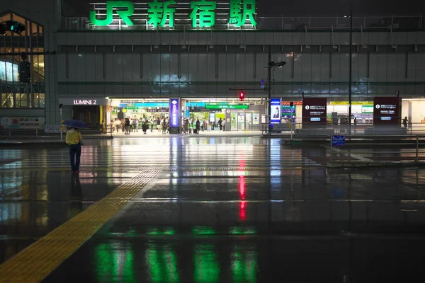 2019年8月19日 雨の中 新宿高速バスターミナル側から見たJr新宿駅 — ストック写真