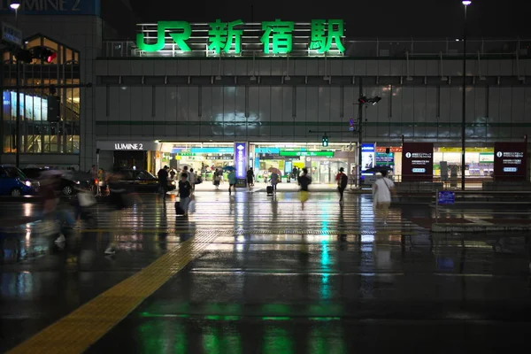 2019年8月19日 小新宿站从新宿高速公路公交总站侧在雨中观看 — 图库照片