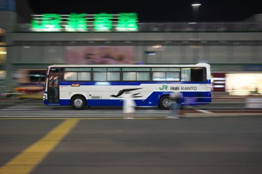 Tokyo,Japonya-26 Ağustos 2019: Shinjuku Otoban Otobüs Terminali'nden kalkan ekspres otobüsün panning'i 