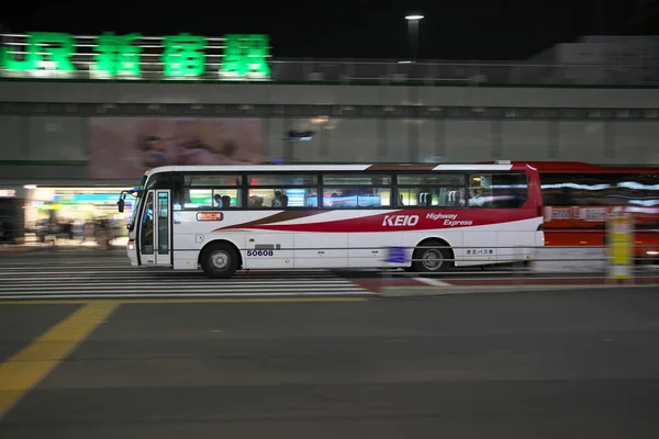 2019년 26일 신주쿠 고속도로 터미널에서 출발하는 고속버스 — 스톡 사진