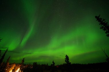 Yellowknife,Kanada-Ağustos, 2019: Aurora borealis veya Kuzey ışıkları Yellowknife gözlenen, Kanada, Ağustos, 2019