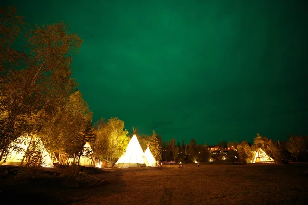 Yellowknife,Kanada-Ağustos, 2019: Aurora borealis veya Kuzey ışıkları Yellowknife gözlenen, Kanada, Ağustos, 2019