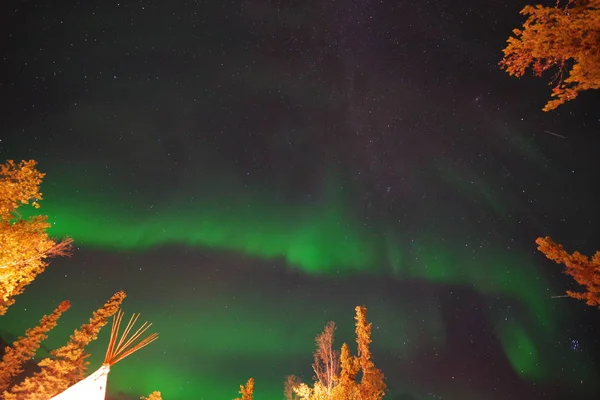加拿大 2019年8月 2019年8月在加拿大黄刀观测到北极光或北极光 — 图库照片