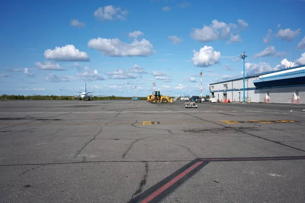 Yellowknife Kanada Sierpnia 2019 Samolot Asfalt Postojowy Terminal Budowa Lotniska — Zdjęcie stockowe