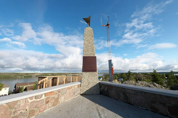 Yellowknife,Kanada-1 Eylül 2019:Bush Pilot Anıtı veya sadece Pilot Anıtı, en popüler gözcü Yellowknife Old Town üzerinde yükselir