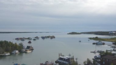 Yellowknife,Kanada-30 Ağustos 2019: Yellowknife Bay ve Jolliffe Adası, Old Town, Yellowknife, Kanada'daki Pilot anıtının tepesinden görüntülendi