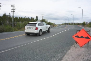 Yellowknife,Kanada-1 Eylül 2019: Yellowknife, Kanada 48 sokak boyunca Bumpy Road uyarı işareti