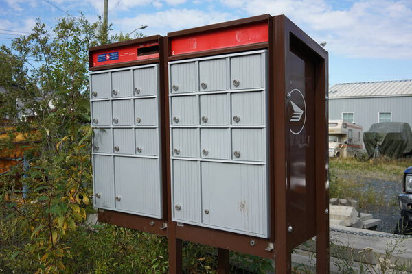 Йеллоунайф, Канада-30 августа 2019 года: почтовый ящик Canada Post по проспекту Франклина в Йеллоунайфе, Канада

