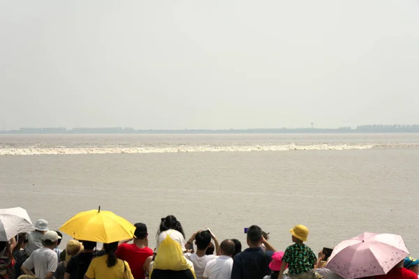 Zhejiang,Çin-13 Eylül 2019: Qiantang Nehri gelgit delik, Zhejiang Eyaleti'nde bir upstream dalga