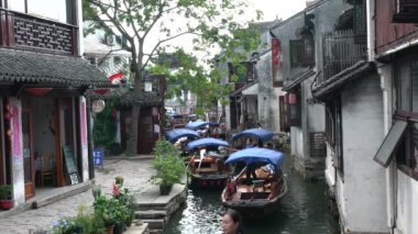 Zhouzhuang,Çin-17 Eylül 2019: Zhouzhuang'da kanaldan geçen tekne