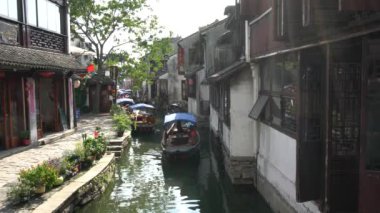 Zhouzhuang,Çin-17 Eylül 2019: Zhouzhuang'da kanaldan geçen tekne