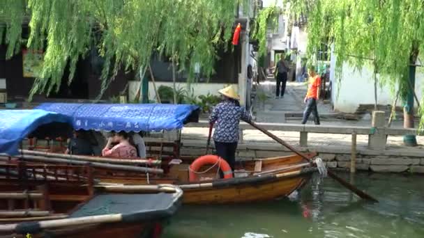 2019年9月17日 周庄的船通过运河 — 图库视频影像