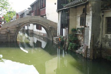 Zhouzhuang,Çin-17 Eylül 2019: Zhouzhuang, Suzhou, Çin'in su ilçesinde bir sokak ve kanal