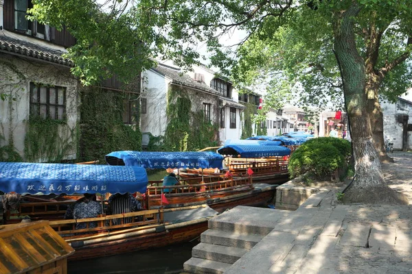 Zhouzhuang Čína Září 2019 Lodě Zhouzhuang Procházející Kanálem — Stock fotografie