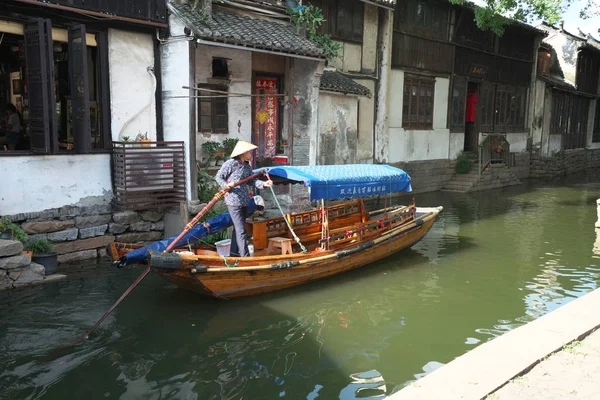 2019年9月17日 周庄的船通过运河 — 图库照片