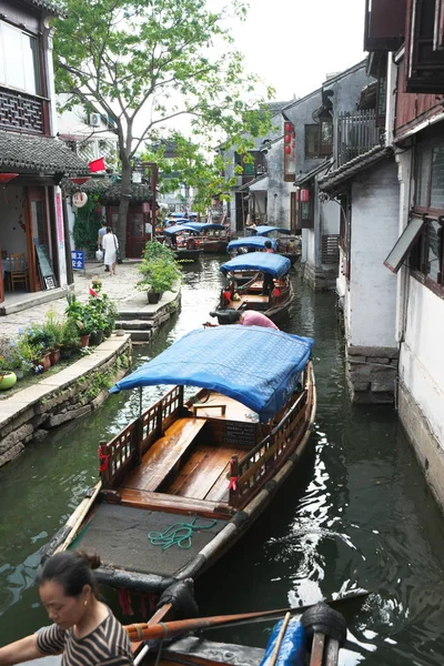 Zhouzhuang China Septiembre 2019 Barcos Zhouzhuang Pasando Por Canal — Foto de Stock