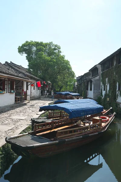 Zhouzhuang Chiny Września 2019 Łodzie Zhouzhuang Przechodzącej Przez Kanał — Zdjęcie stockowe