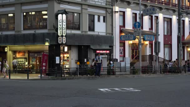 日本京都 2019年9月27日 晚上在京都繁忙的大和市交叉口 — 图库视频影像