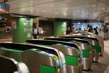 Tokyo, Japonya-4 Ekim 2019: Tokyo istasyonundaki Tohoku Shinkansen 'in otomatik bilet kapıları, sabah