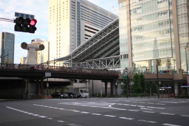 Osaka, Japonya-29 Eylül 2019: Jr. Osaka istasyonunun kuzeyindeki işlek ticaret alanı veya Hankyu Umeda istasyonu, sabah.