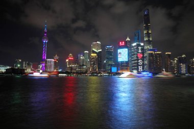 Şangay, Çin-18 Eylül 2019: Şangay 'daki Pudong binalarının gece sahnesi