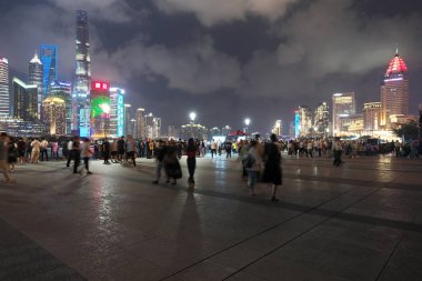 Şangay, Çin-18 Eylül 2019: İnsanlar Şangay 'daki Waitan veya Bund bölgesinin gece manzarasının keyfini çıkarıyorlar