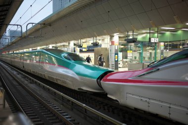 Tokyo, Japonya-4 Ekim 2019: Küçük Tohoku Shinkansen Hayabusa yağmurlu bir sabah Tokyo istasyonundan ayrılıyor.