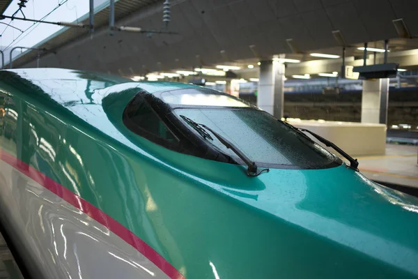 2019年10月4日 東京駅発の東北新幹線 はやぶさ が雨の朝に出発 — ストック写真