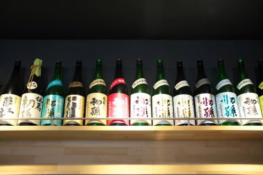 Akita, Japonya-4 Ekim 2019: Sake şişeleri Japonya 'nın Akita kentindeki sake fabrikasında sergilendi