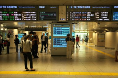 Tokyo, Japonya-4 Ekim 2019: Küçük Shinkansen Tokyo İstasyonu Sabahleyin