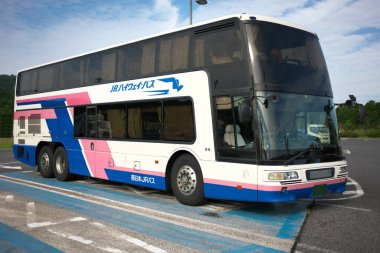 Shiga, Japonya-29 Eylül 2019: Shin-Meishin Otoyolu 'ndaki Konan Otoparkı' na park eden Batı Japonya Junior otobüsünün çift katlı bir aracı.