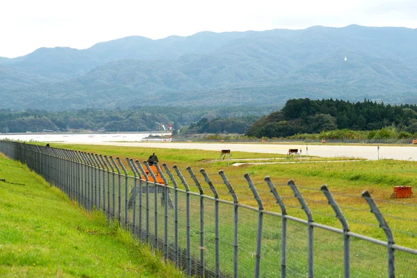 2019年10月22日 新潟県佐渡市の佐渡空港フェンス その作戦は永久に中断される — ストック写真