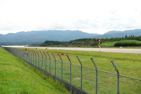 2019年10月22日 新潟県佐渡市の佐渡空港フェンス その作戦は永久に中断される — ストック写真